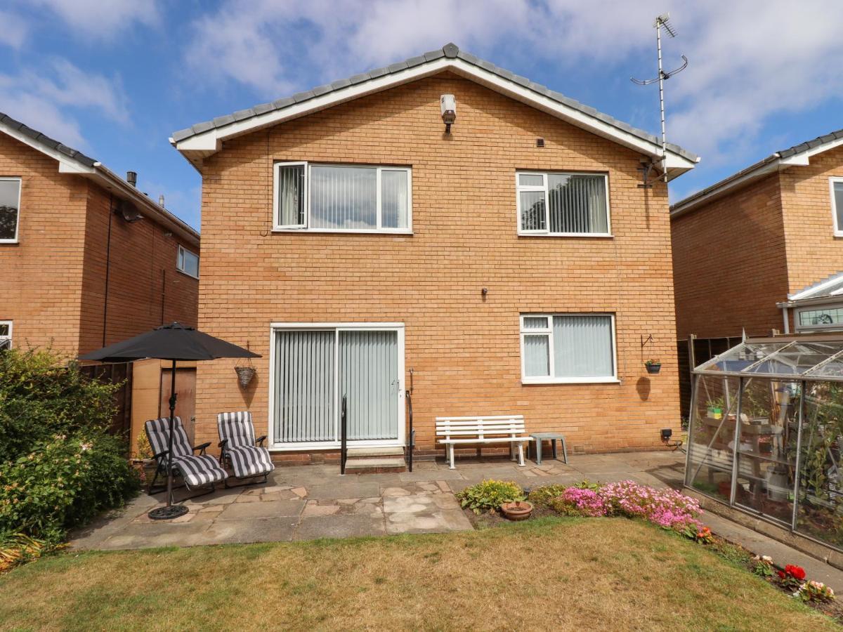 Spring Close Southport Extérieur photo